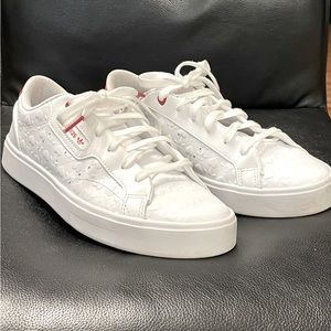 VALENTINES Adidas Womens Sleek Heart Embossed - White Scarlet Collection Sneaker